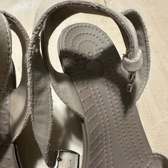 CROCS Leigh II Strappy Wedge Sandals in Mushroom/Oatmeal size 8 - Picture 4 of 12